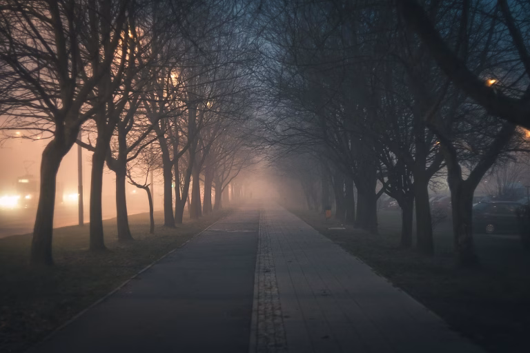 Trotuar impracticabil pe Griviței, lângă stația Carpați