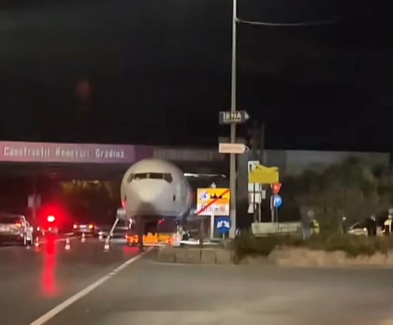 Un avion fără aripi a rămas înțepenit sub un pod la Balotești
